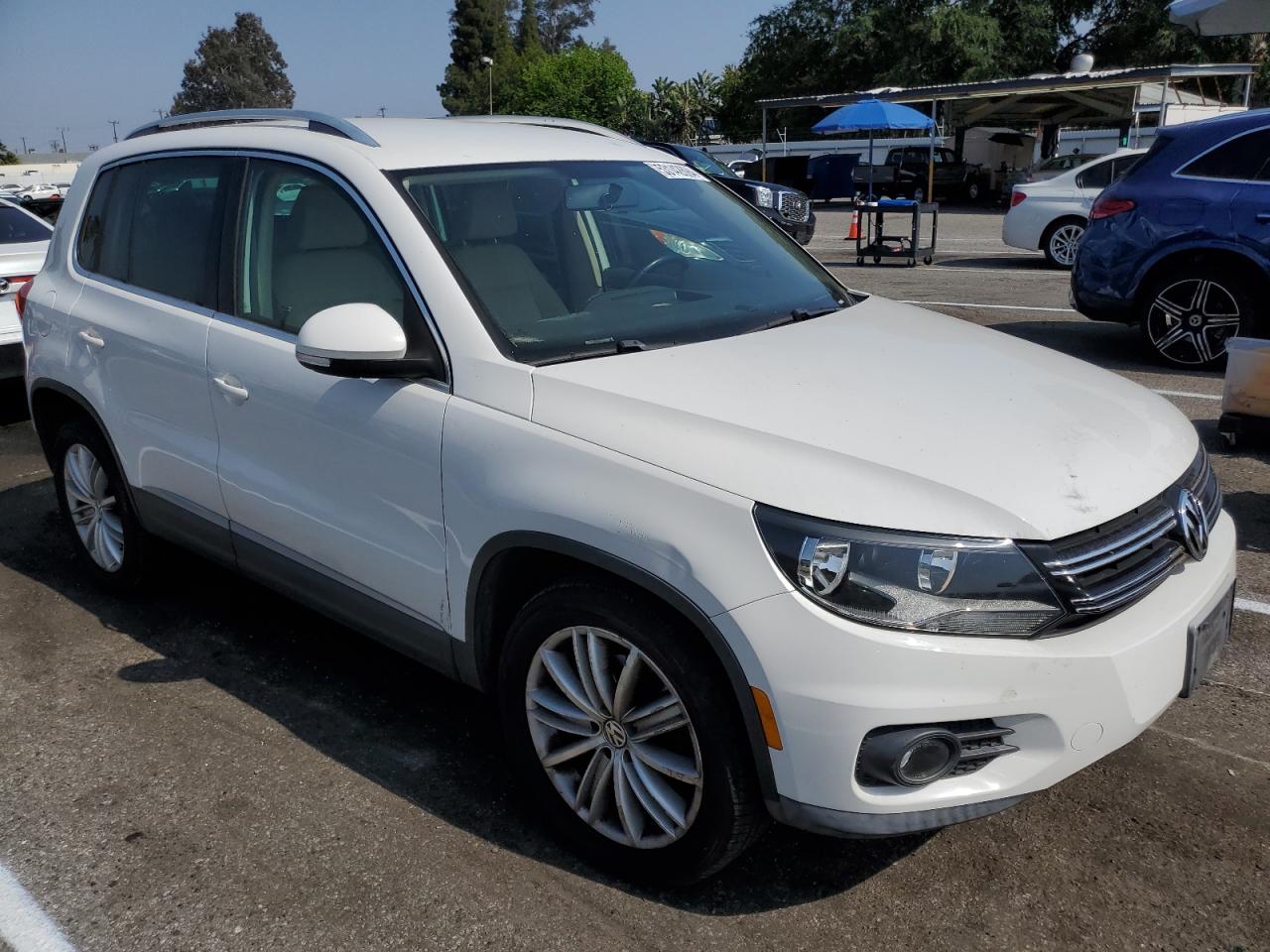Volkswagen Tiguan S Image 2
