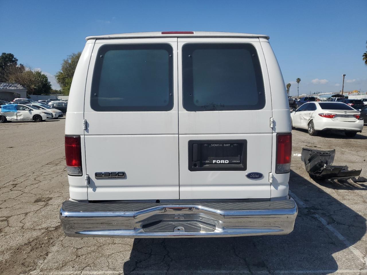 Ford Econoline E350 Super Duty Van Image 12