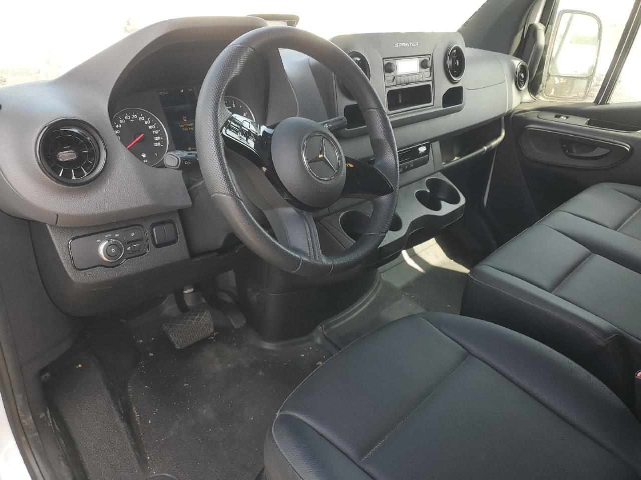 Mercedes-Benz Sprinter 2500 Image 9