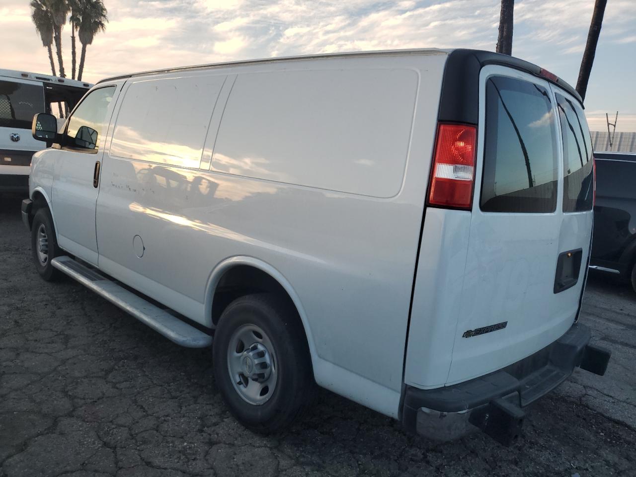 Chevrolet Express Image 2