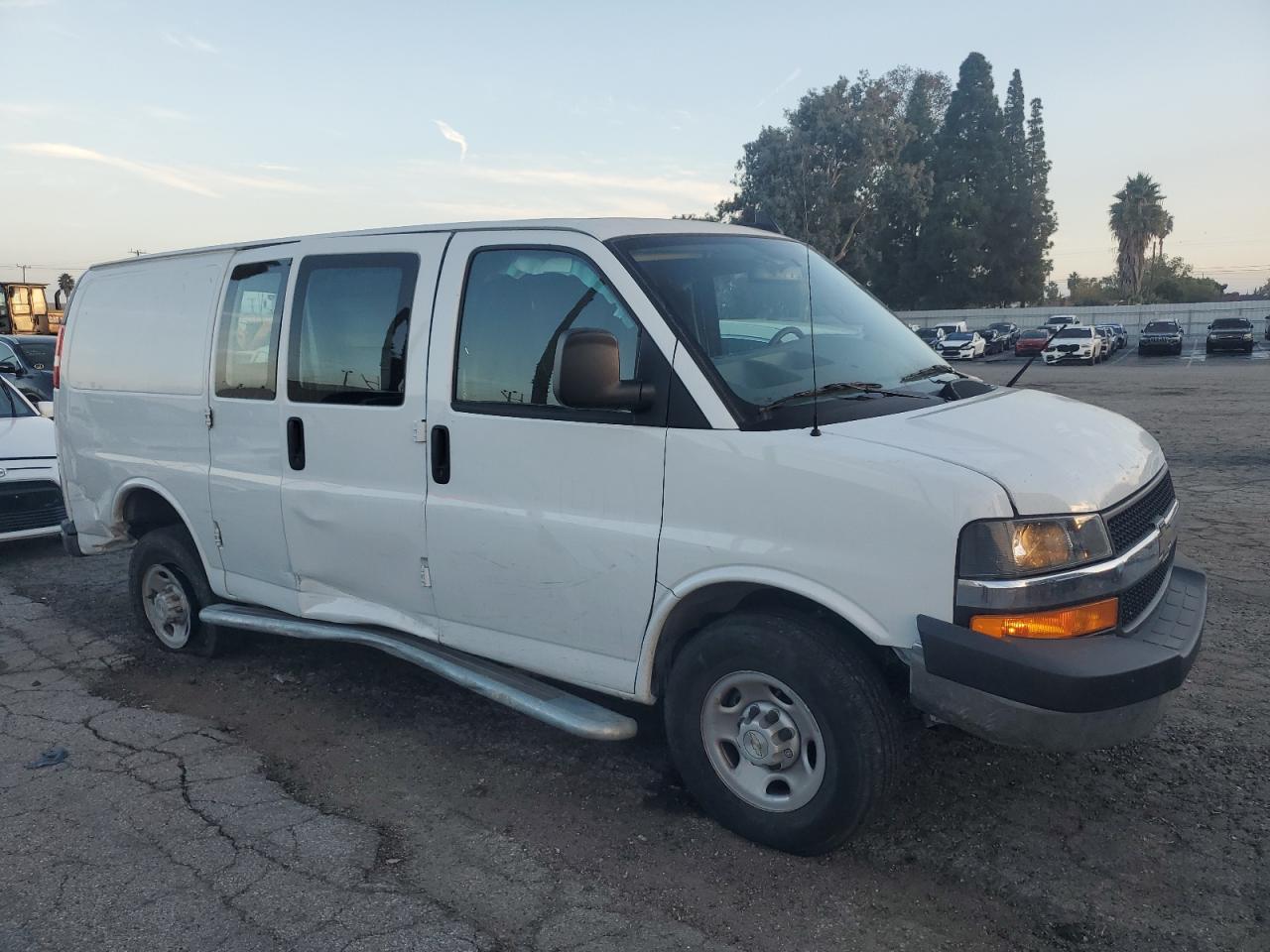 Chevrolet Express Image 4