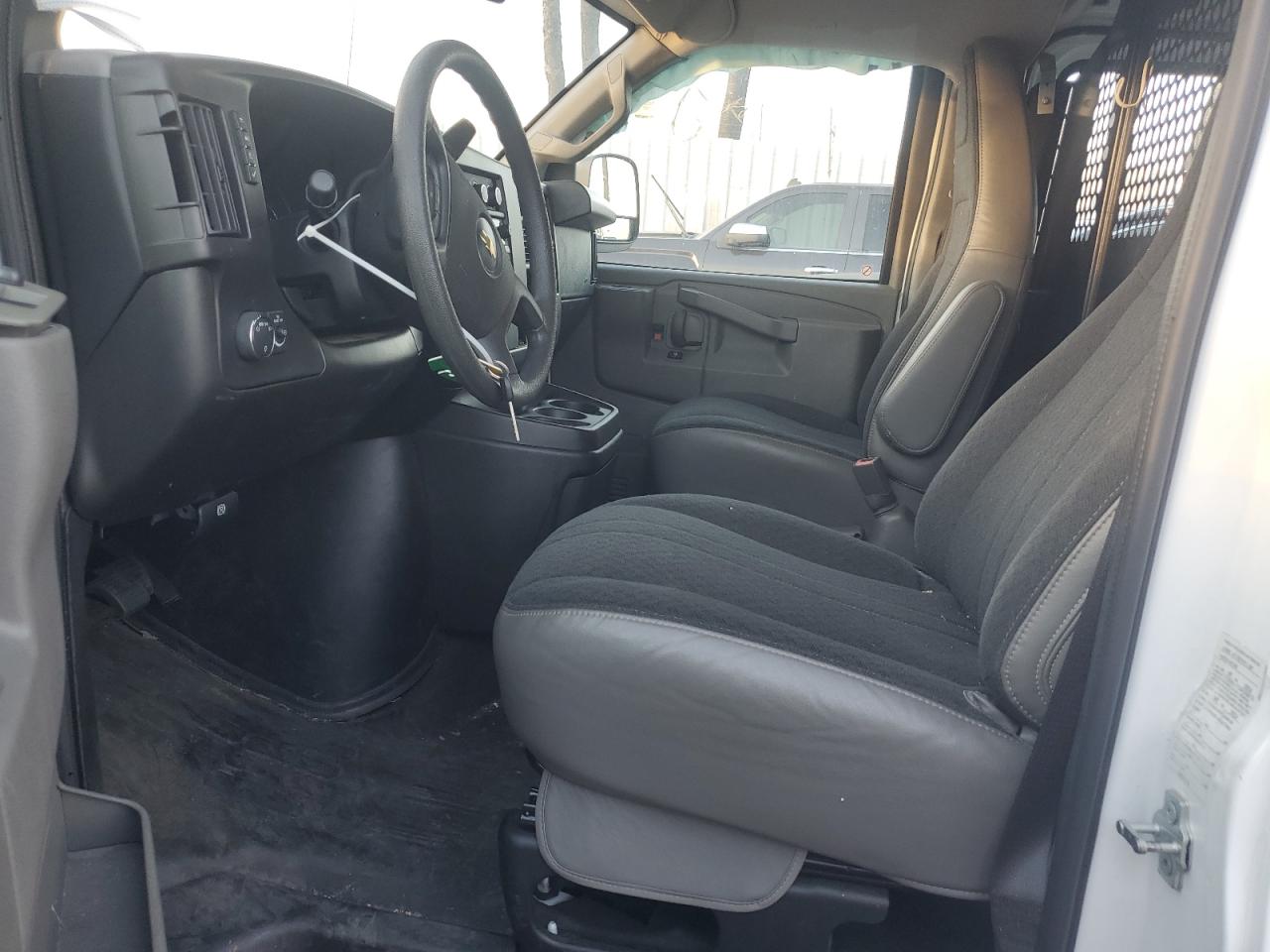 Chevrolet Express Image 5