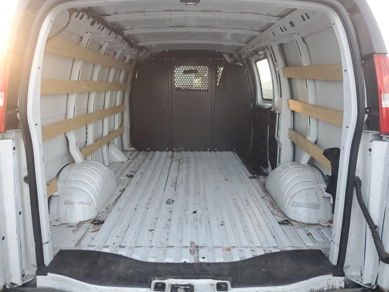 Chevrolet Express Image 13