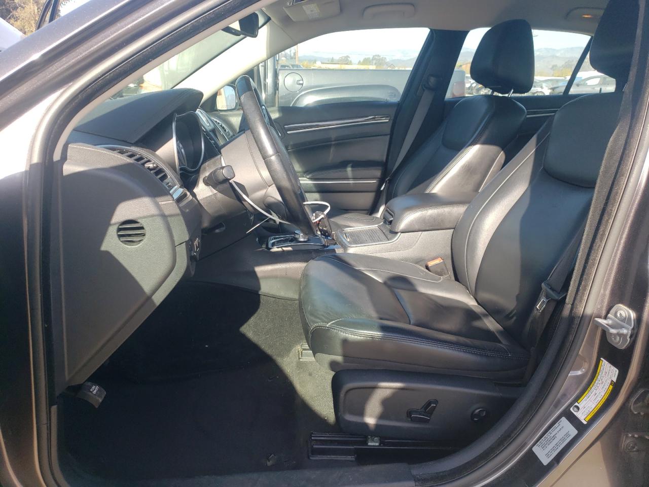 Chrysler 300 Limited Image 11