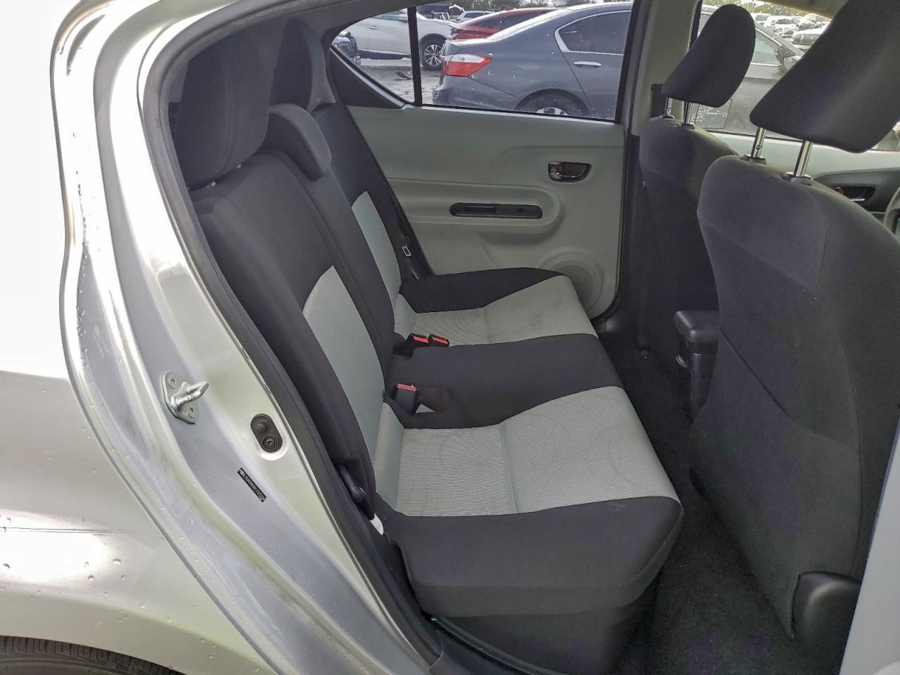 Toyota Prius Image 12