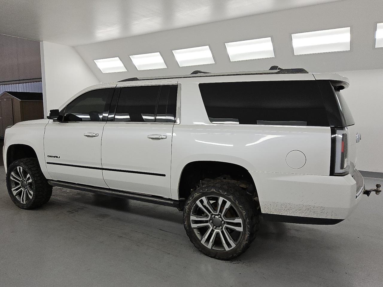 GMC Yukon Denali Image 2
