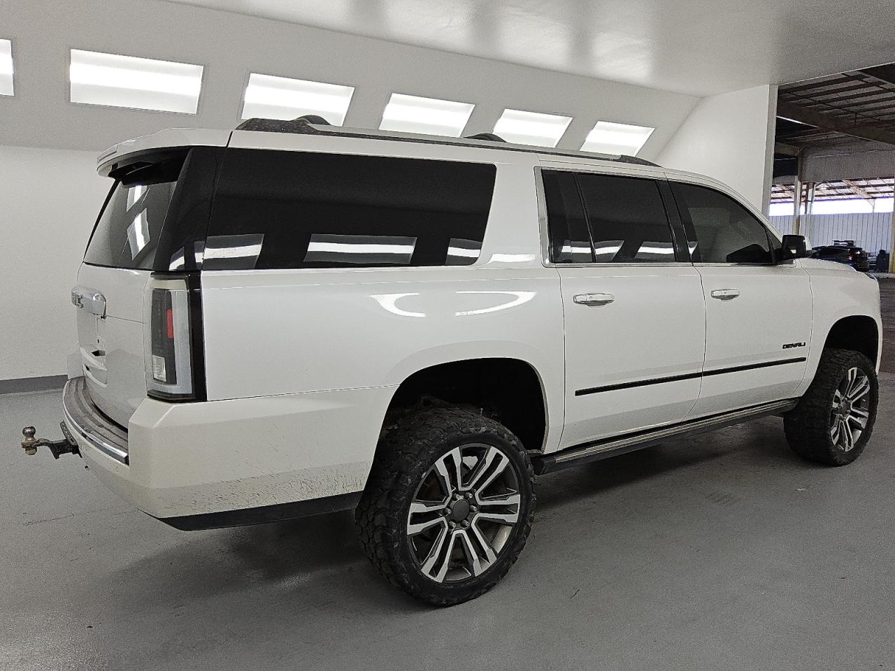GMC Yukon Denali Image 8
