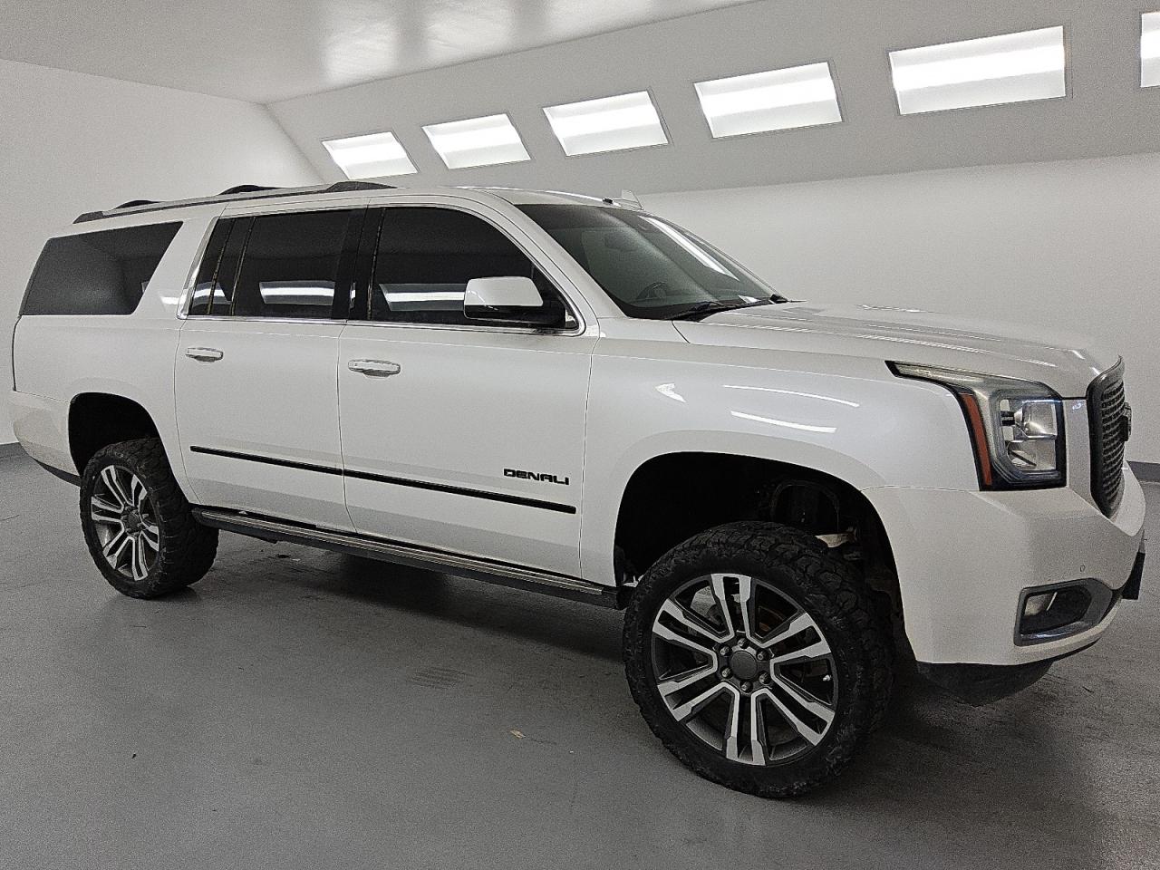 GMC Yukon Denali Image 11