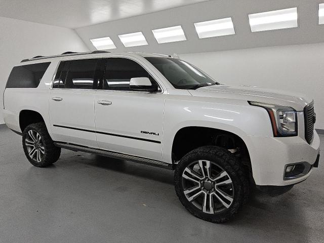GMC Yukon Denali Image 11