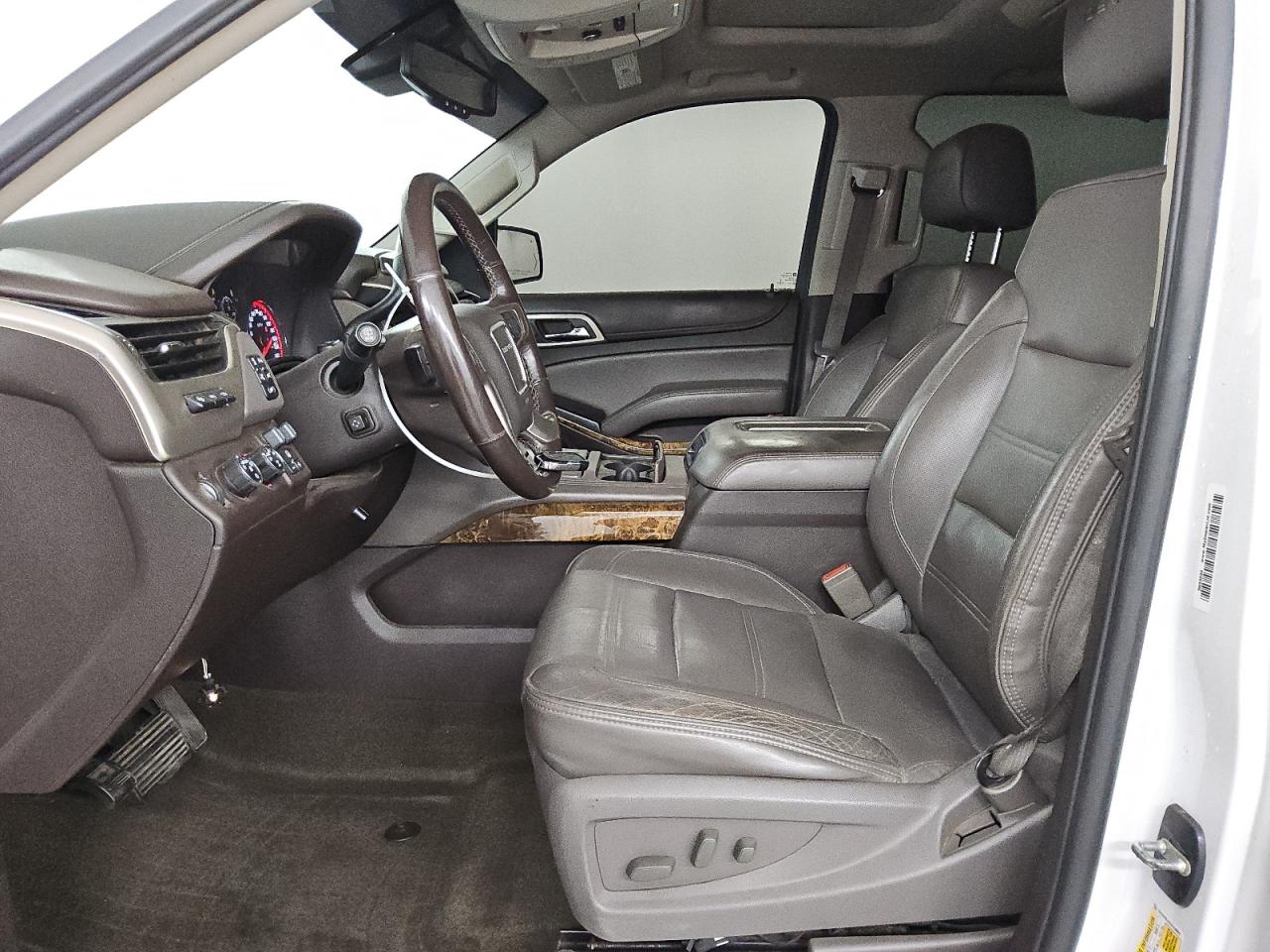 GMC Yukon Denali Image 6