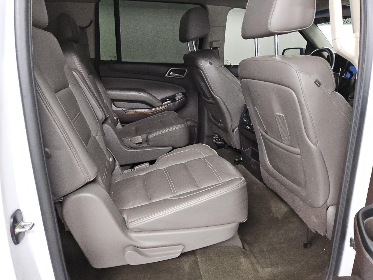 GMC Yukon Denali Image 12