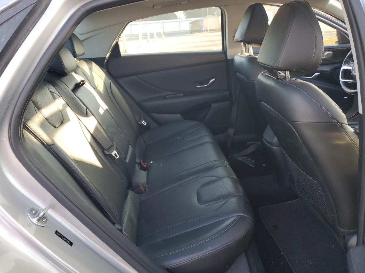 Hyundai ELANTRA Limited Image 3