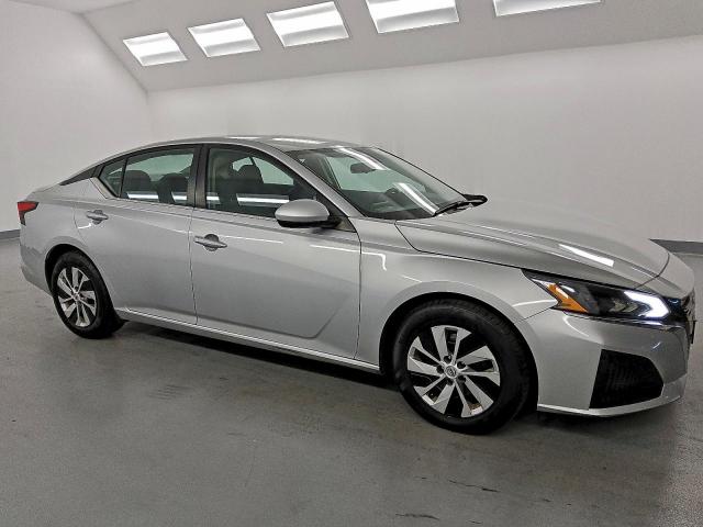 Nissan Altima S Image 6