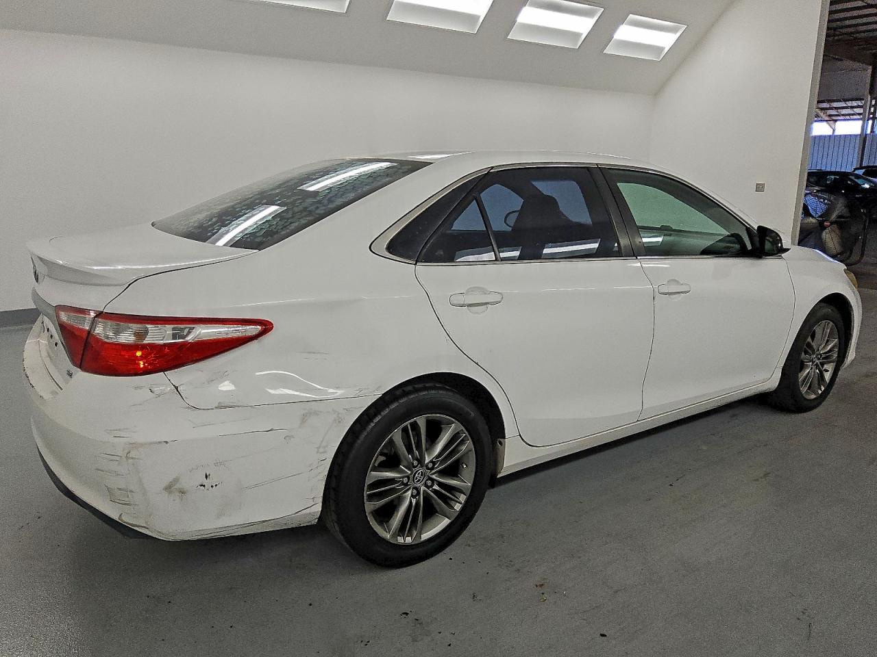 Toyota Camry Le Image 11