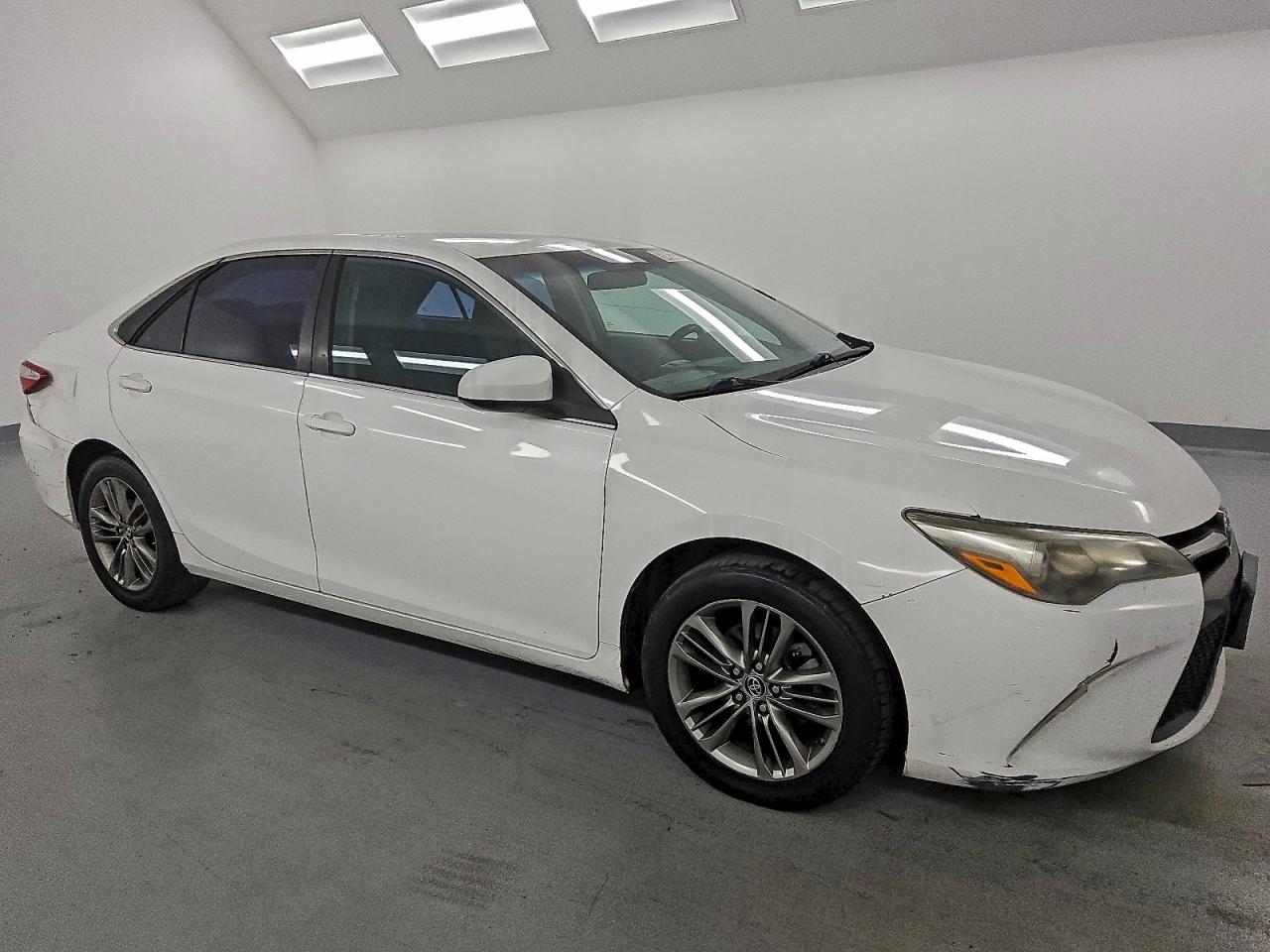Toyota Camry Le Image 3