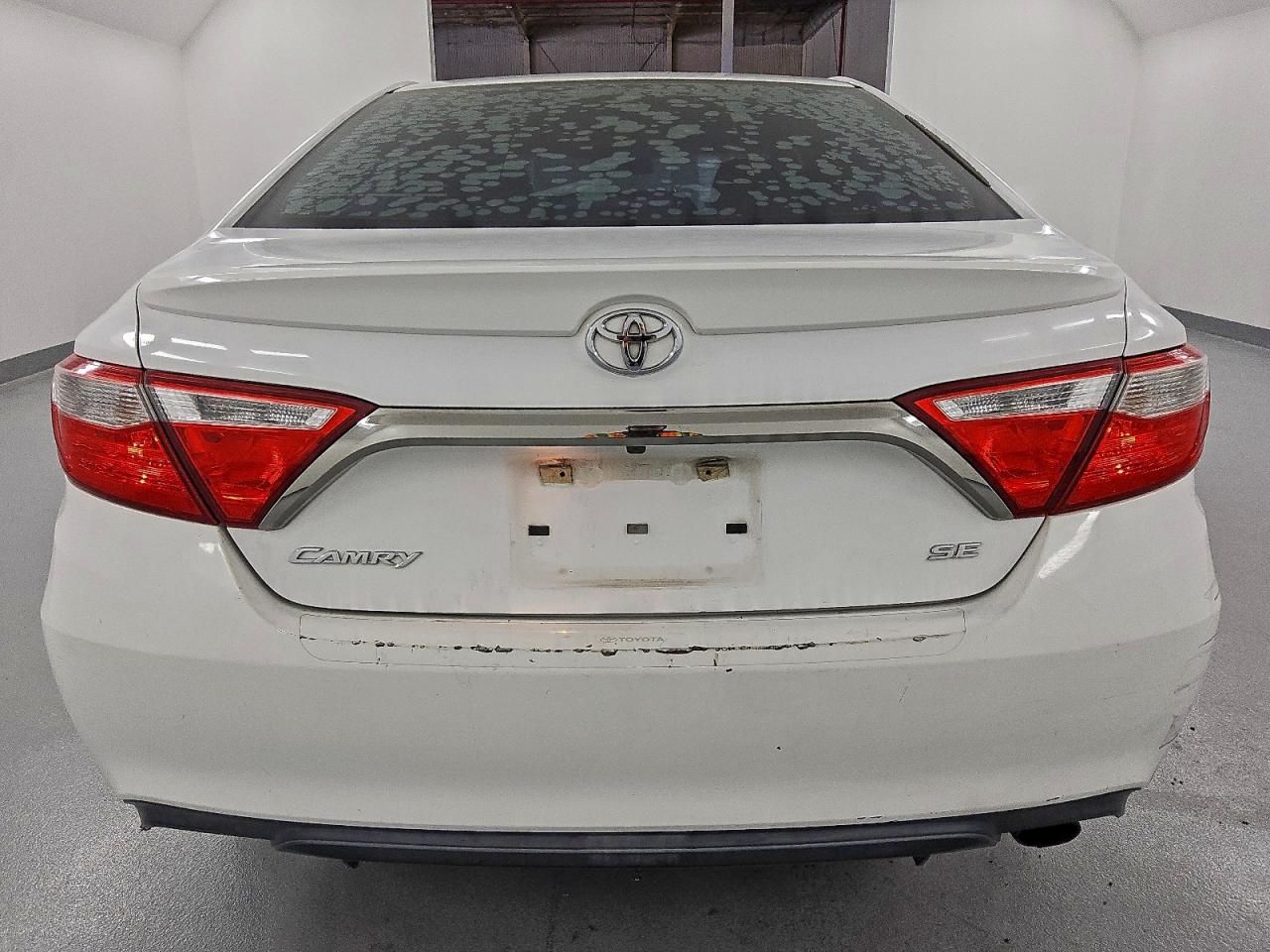 Toyota Camry Le Image 6