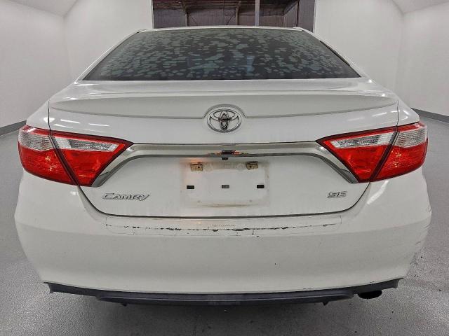 Toyota Camry Le Image 6