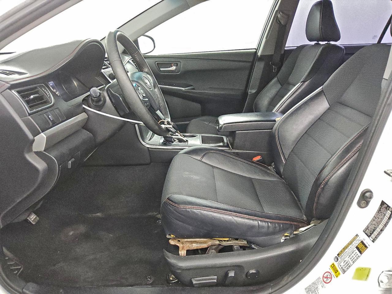 Toyota Camry Le Image 4