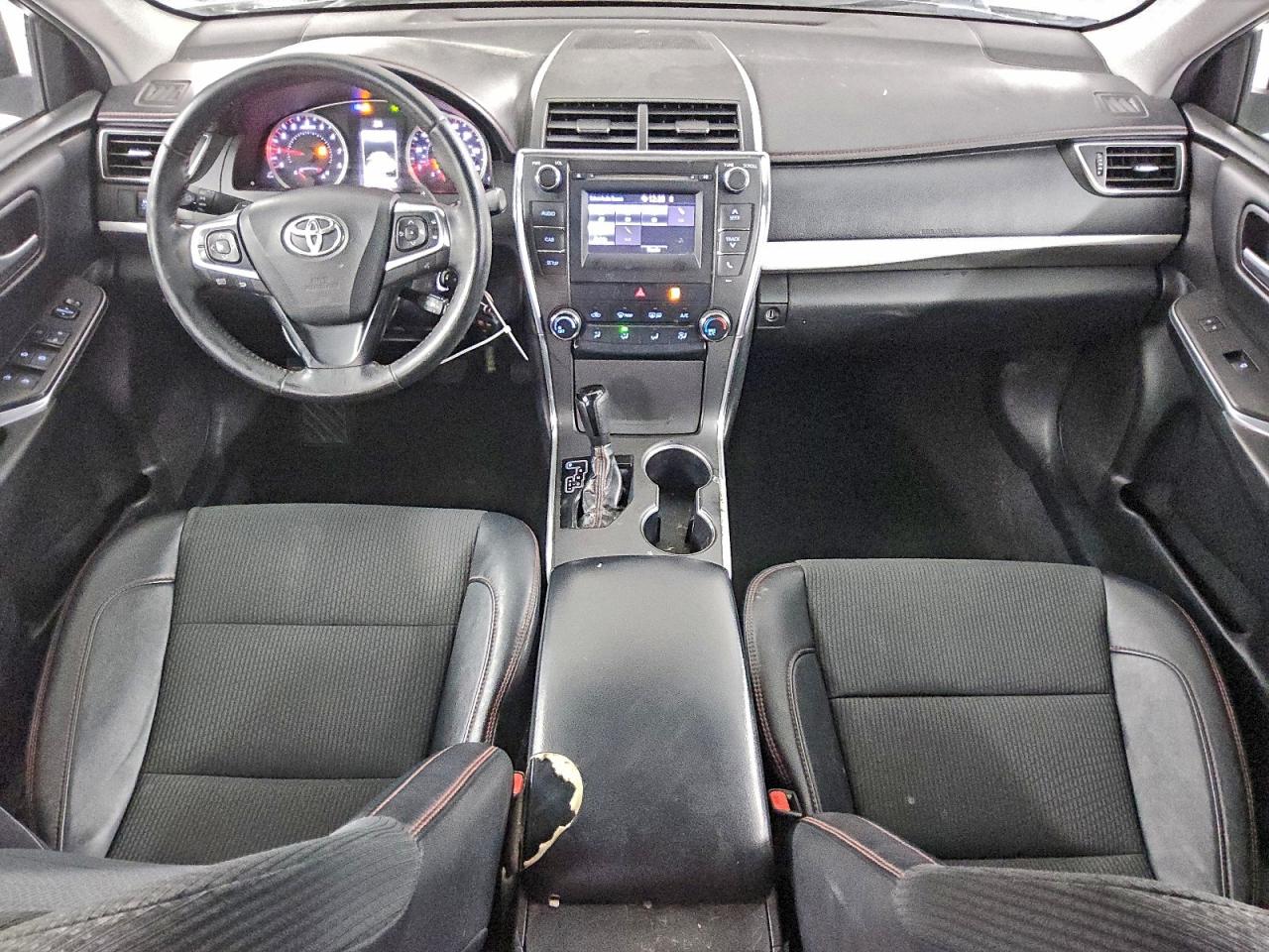 Toyota Camry Le Image 8