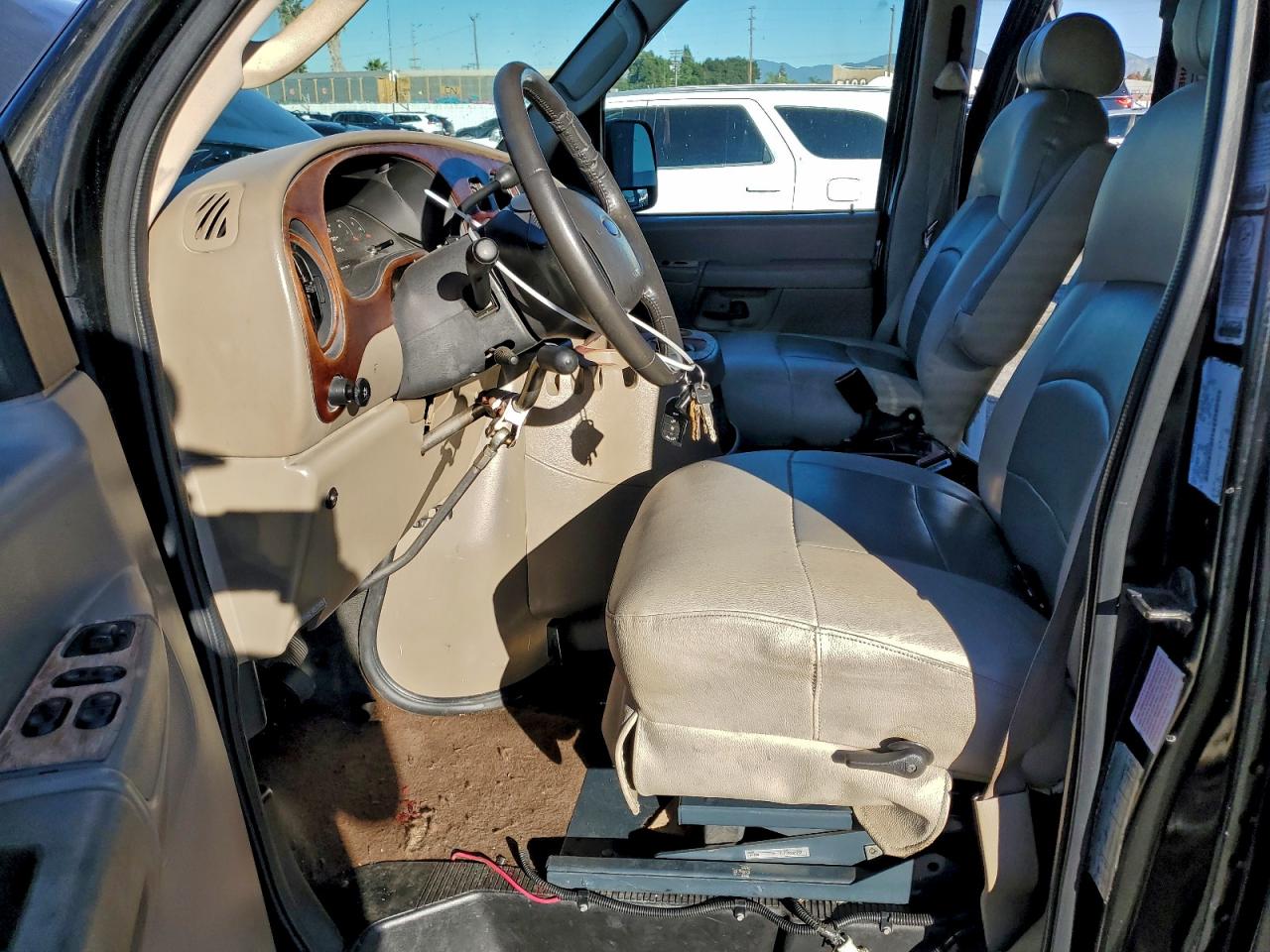 Ford Econoline E250 Van Image 4