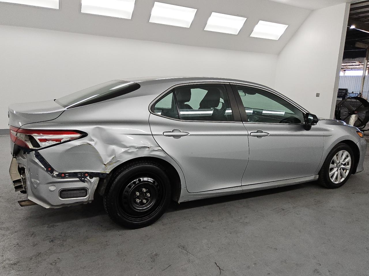 Toyota Camry L Image 8