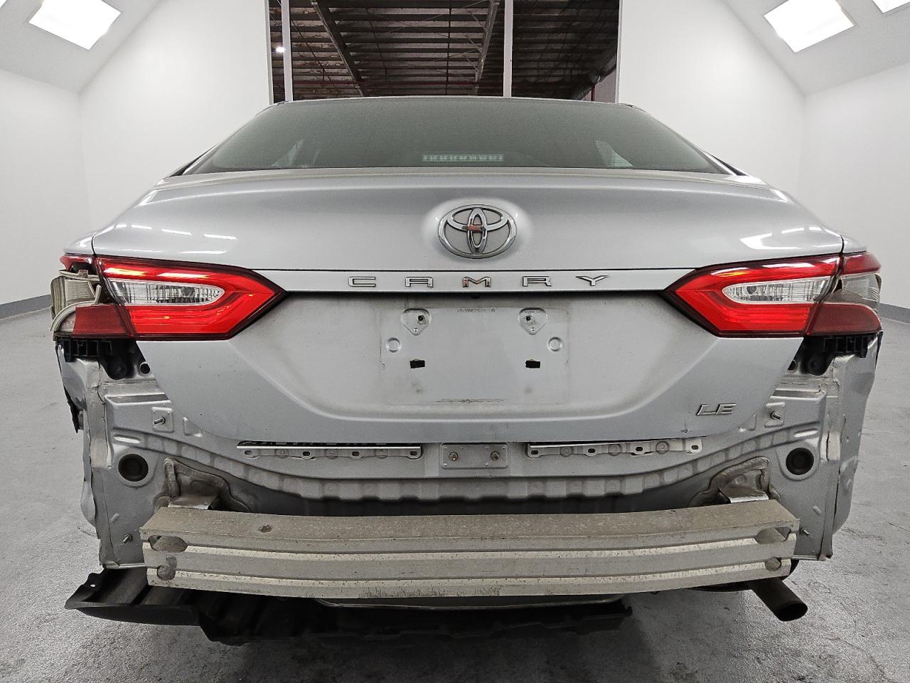 Toyota Camry L Image 7