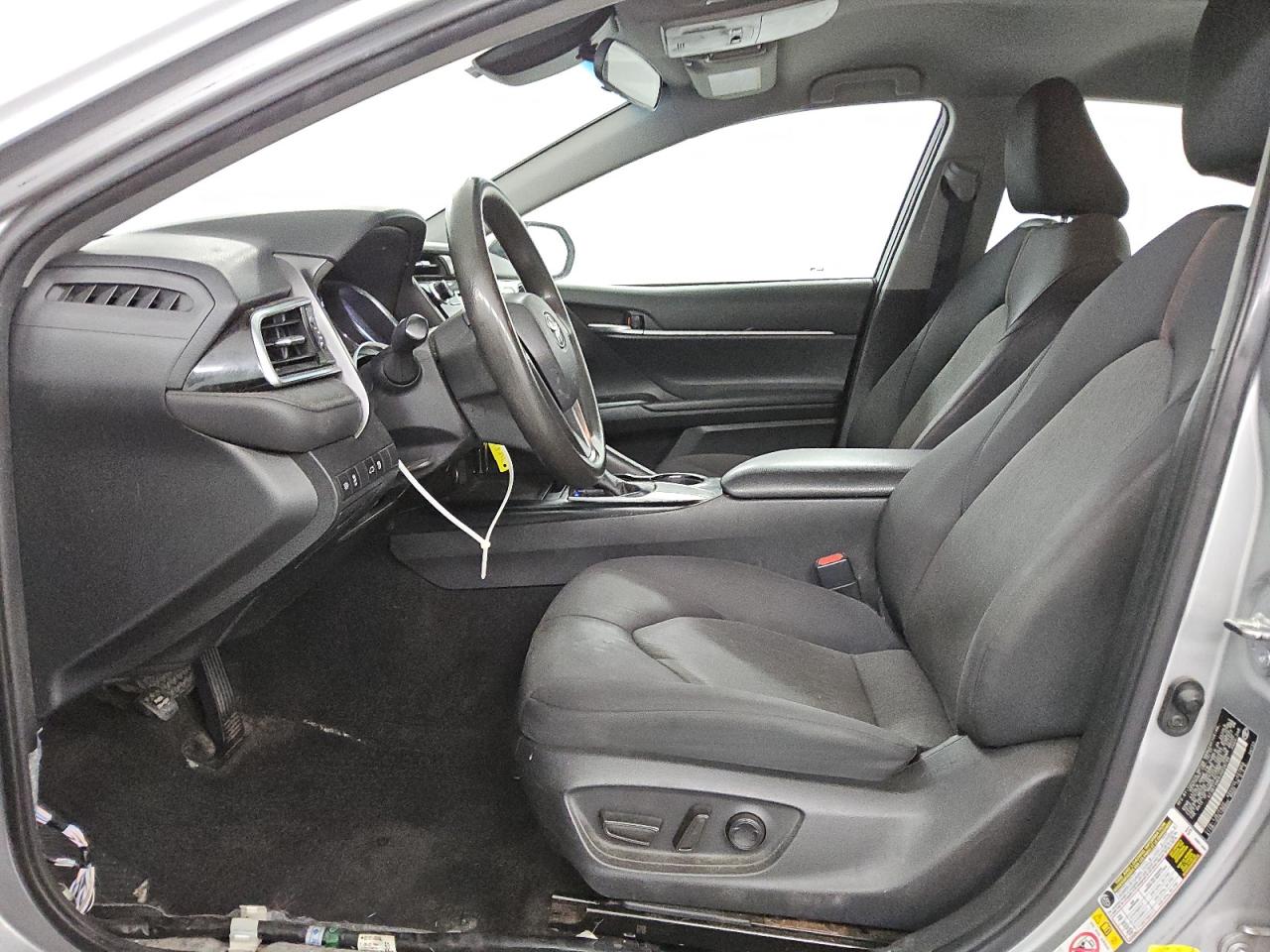 Toyota Camry L Image 10