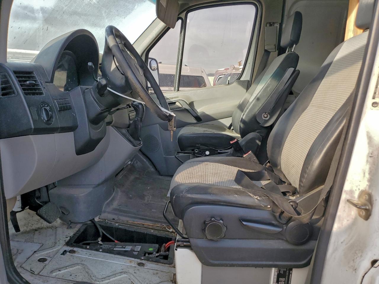 Dodge Sprinter 2500 Image 9