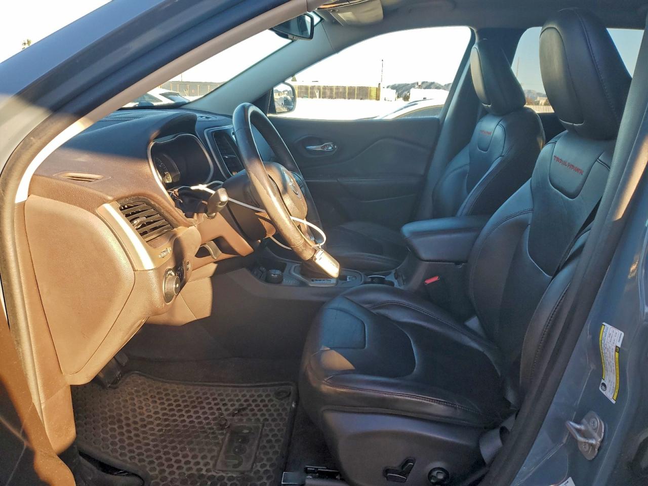 Jeep Cherokee Trailhawk Image 9