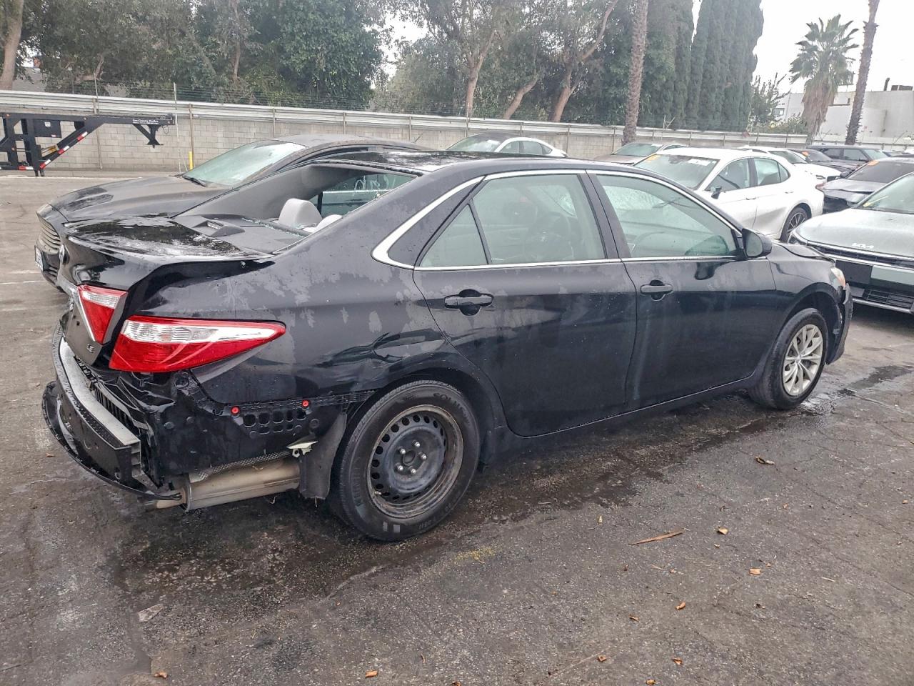 Toyota Camry Le Image 6