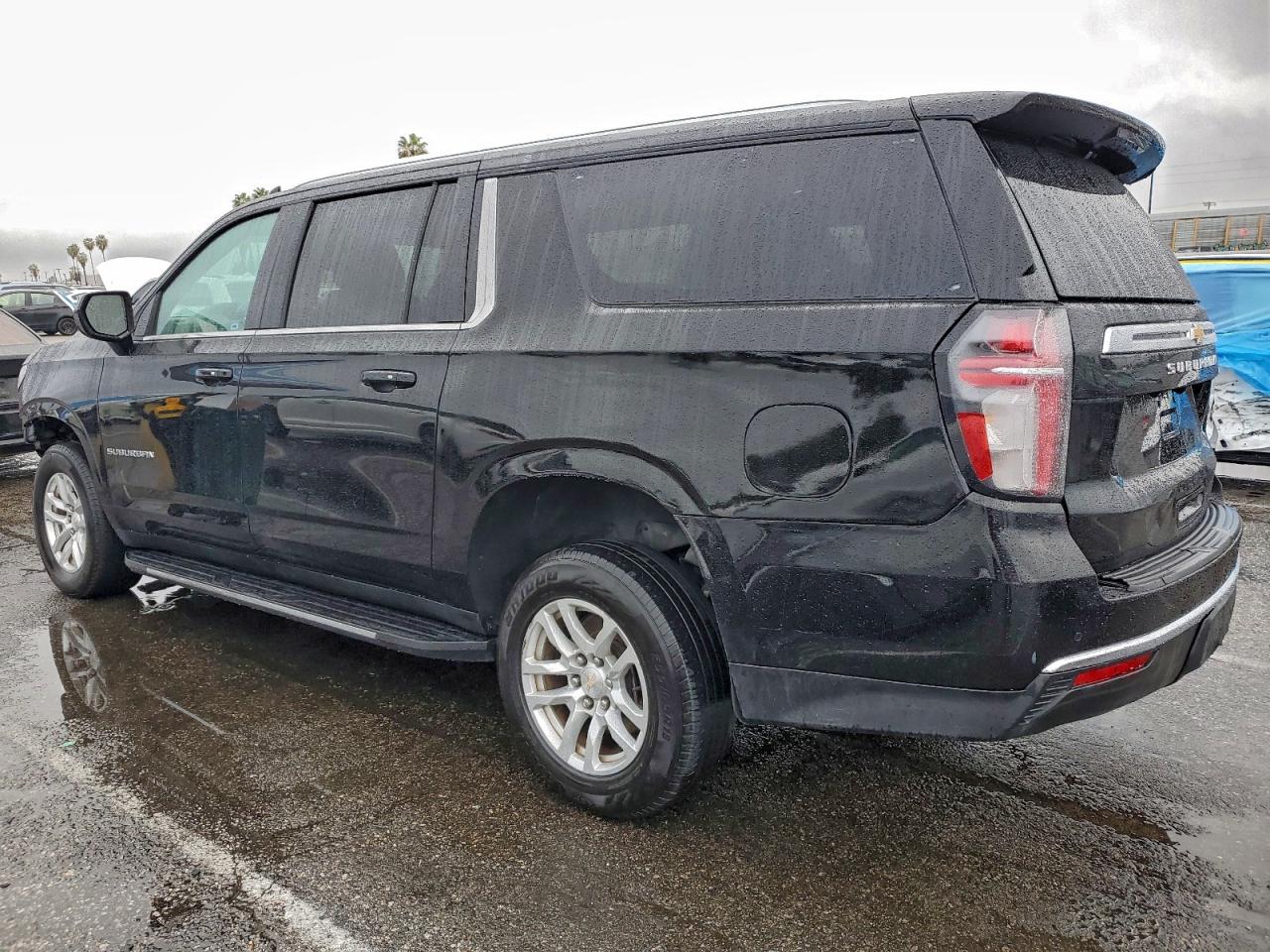 Chevrolet Suburban C1500 Ls Image 2