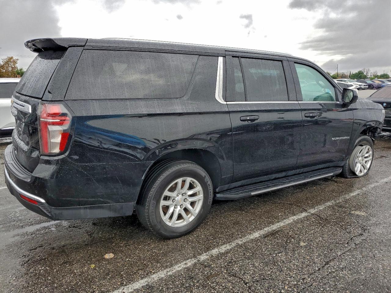 Chevrolet Suburban C1500 Ls Image 14