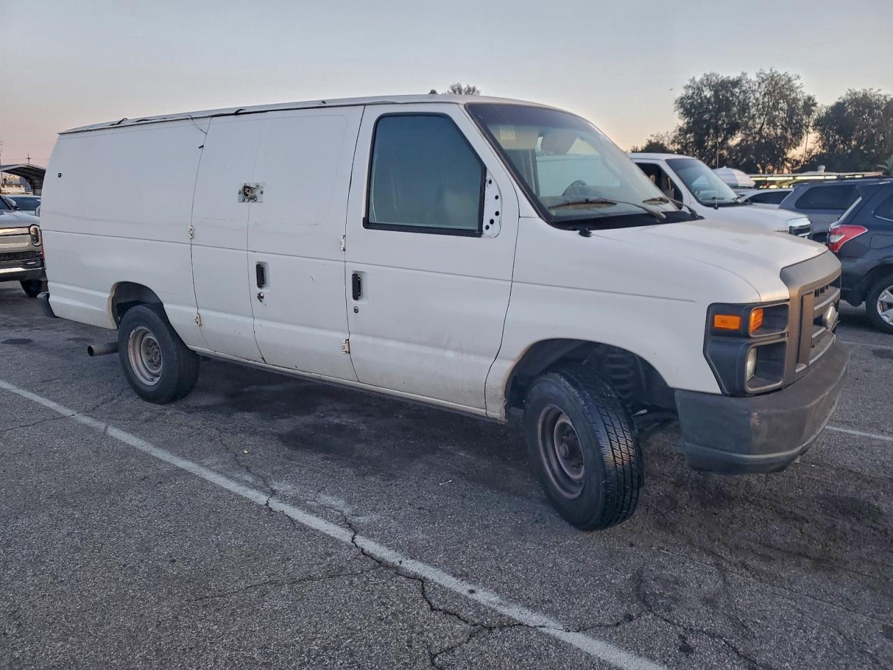 Ford Econoline E350 Super Duty Van Image 6