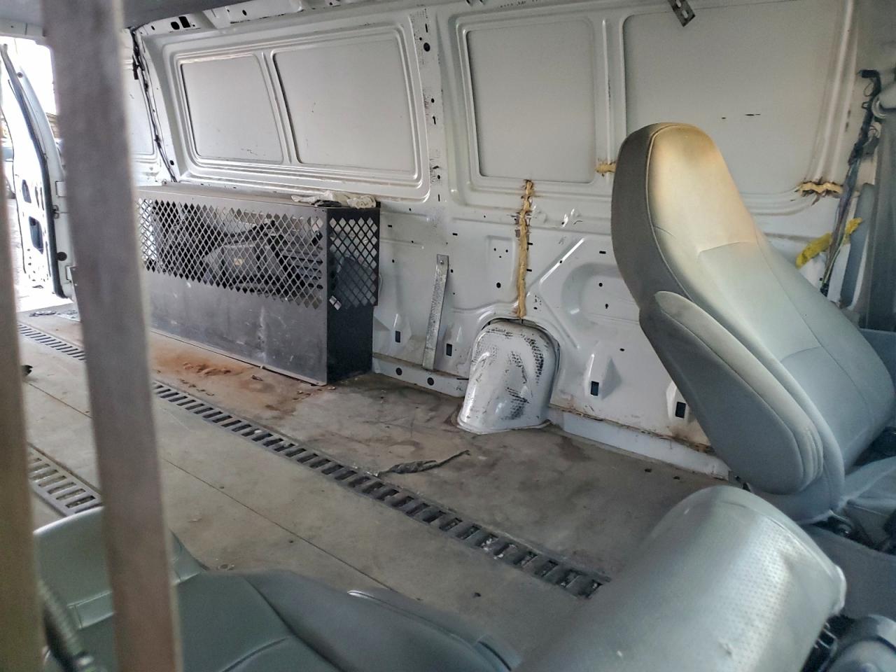 Ford Econoline E350 Super Duty Van Image 4