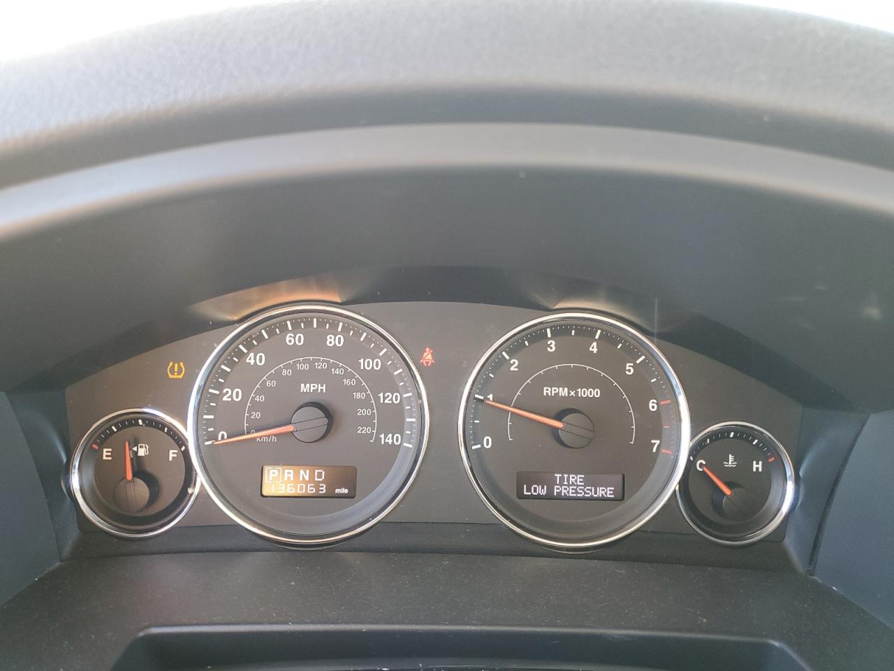 Jeep Commander Sport Image 11