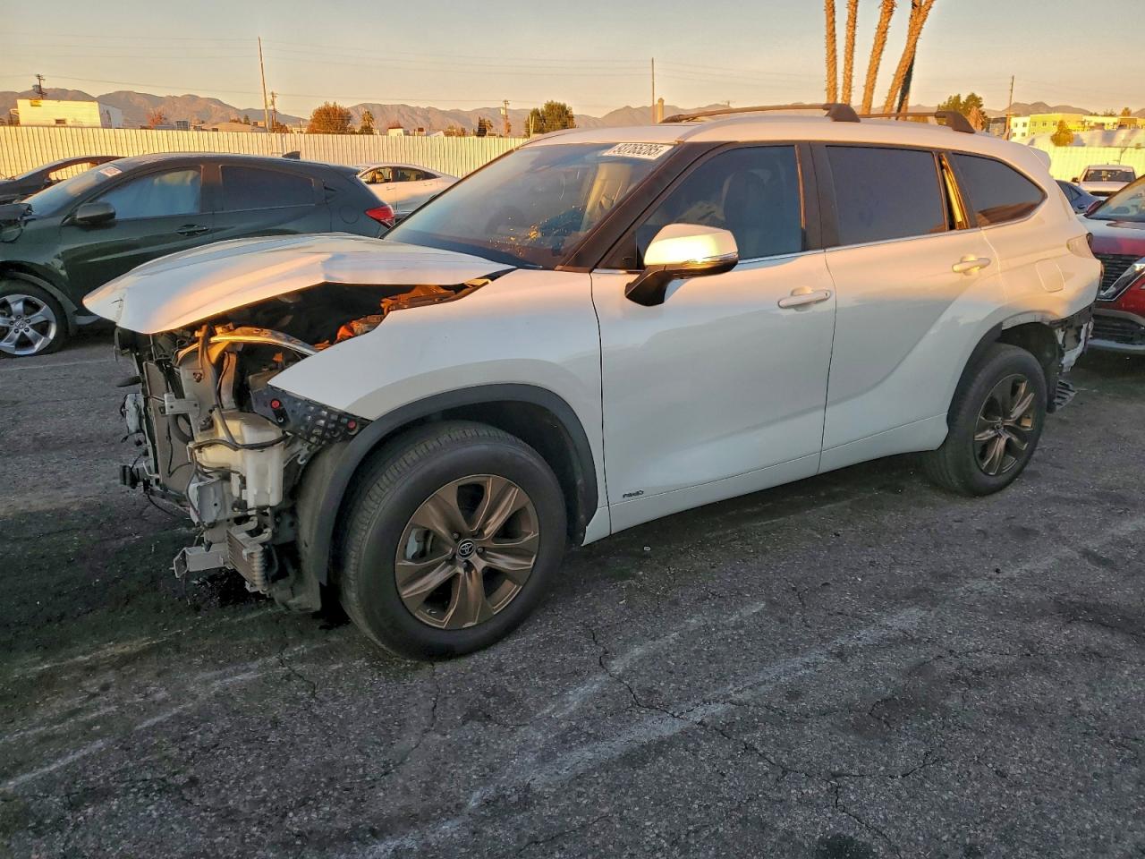 Toyota Highlander Hybrid Bronze Edition Image 1