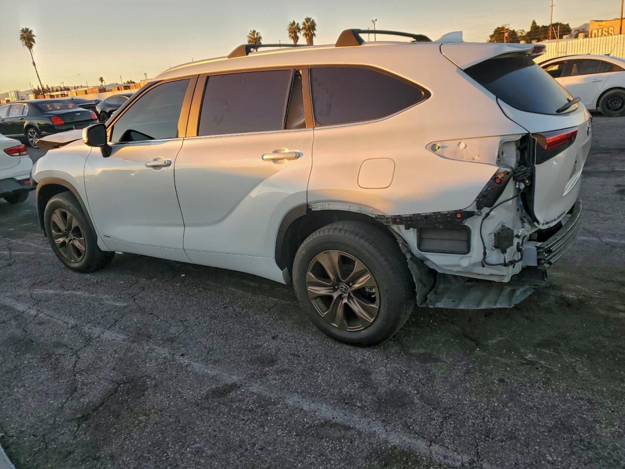 Toyota Highlander Hybrid Bronze Edition Image 3