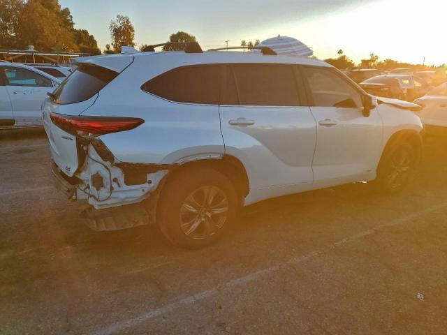 Toyota Highlander Hybrid Bronze Edition Image 8