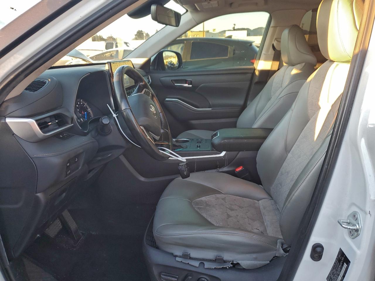 Toyota Highlander Hybrid Bronze Edition Image 4