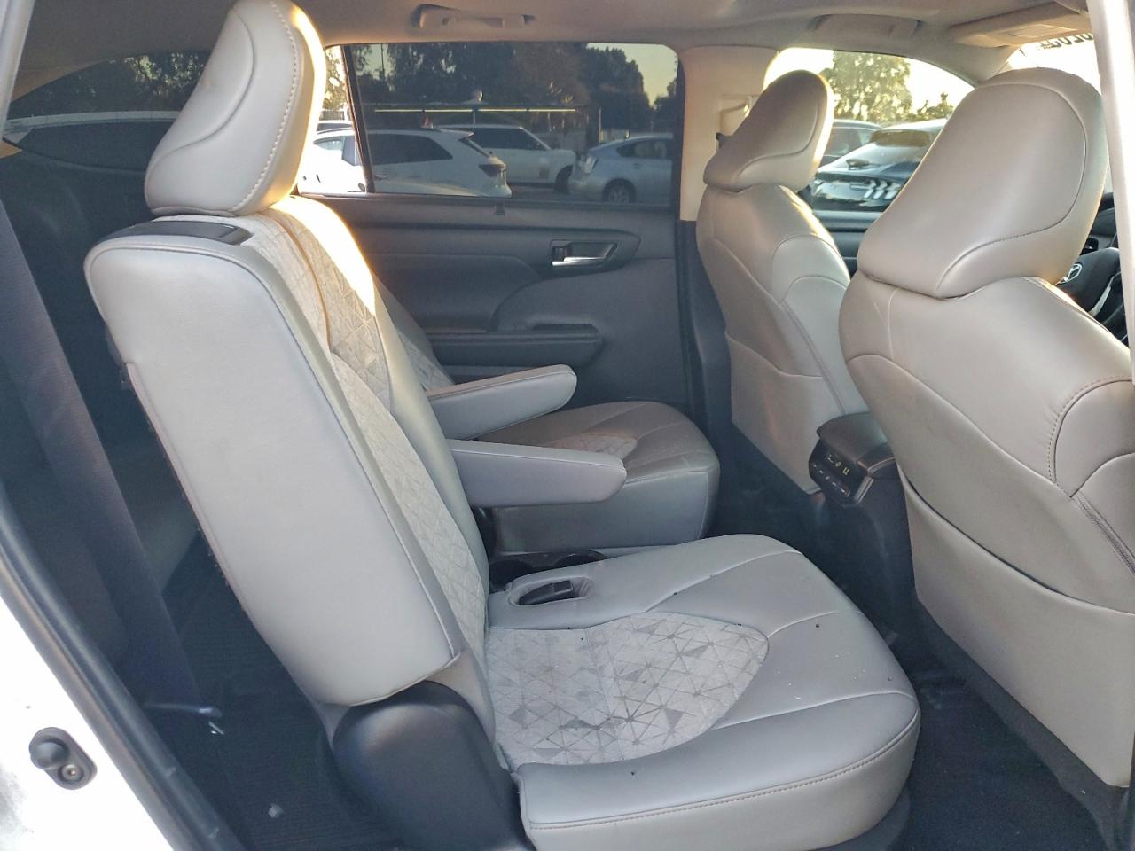 Toyota Highlander Hybrid Bronze Edition Image 11