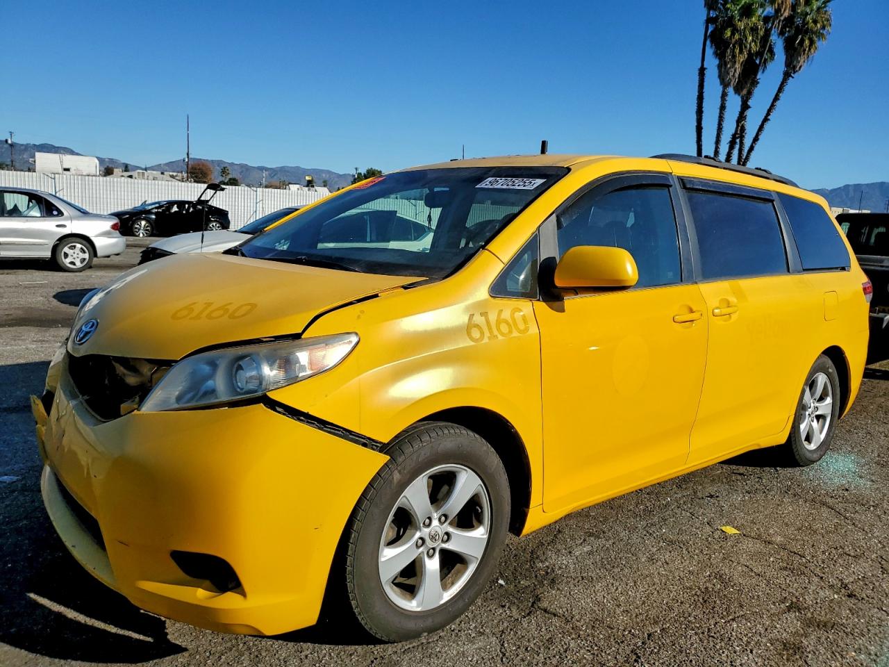 Toyota Sienna Le Image 1