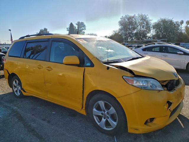 Toyota Sienna Le Image 2