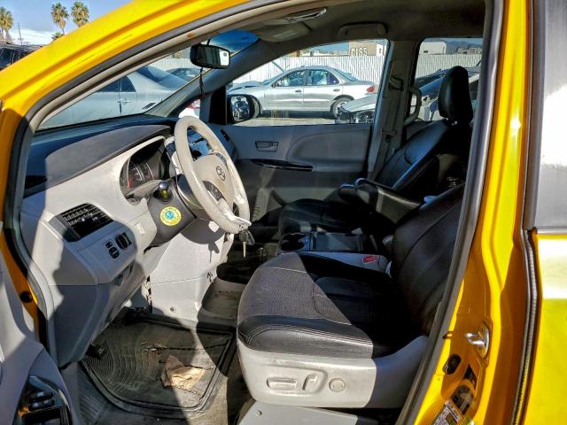 Toyota Sienna Le Image 5