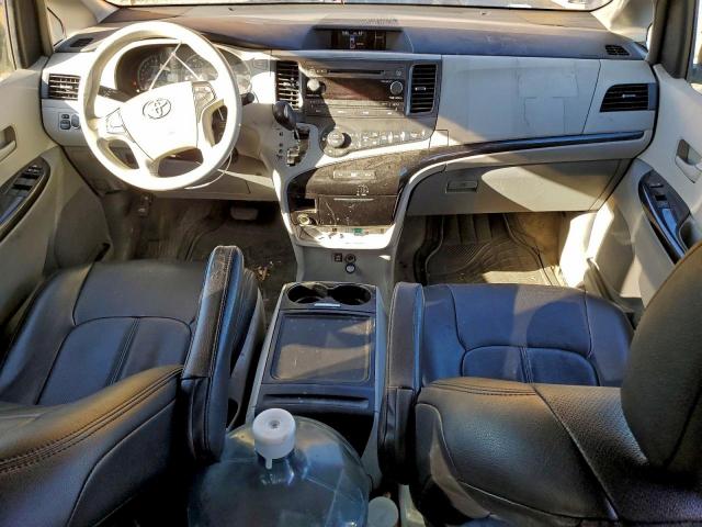 Toyota Sienna Le Image 7