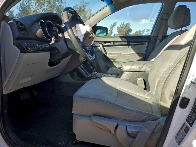 Kia Sorento Base Image 12