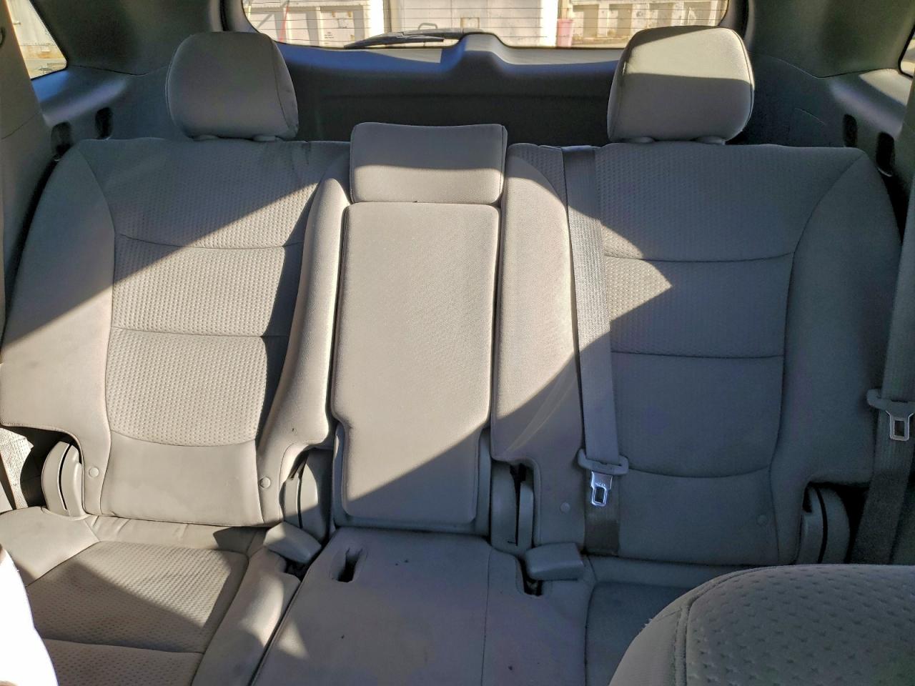 Kia Sorento Base Image 8