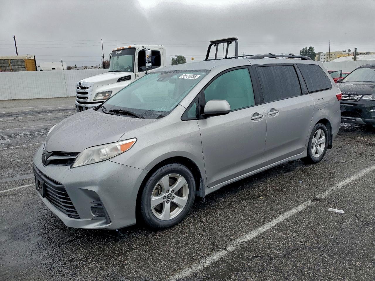 Toyota Sienna Le Image 1