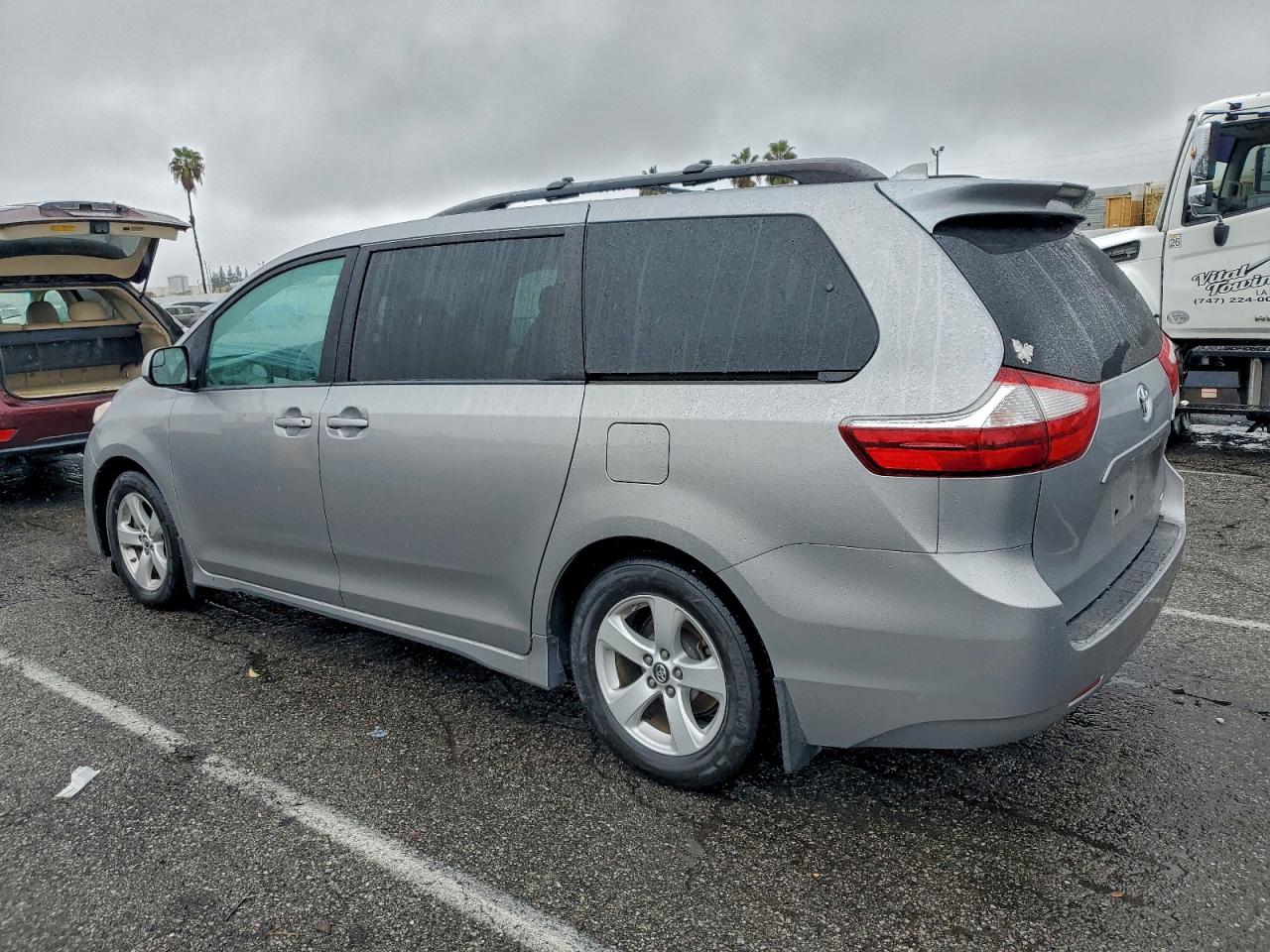 Toyota Sienna Le Image 3