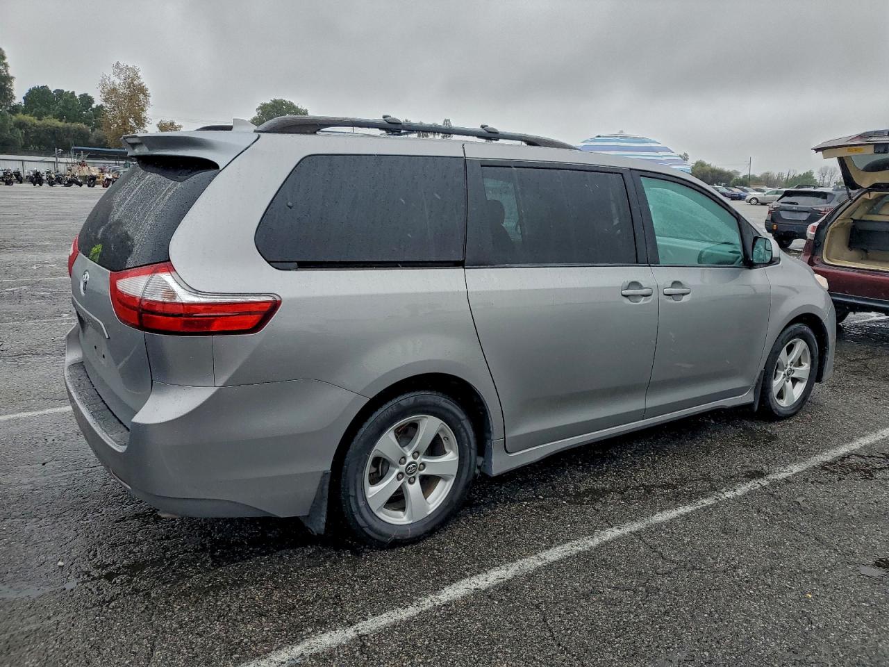 Toyota Sienna Le Image 8