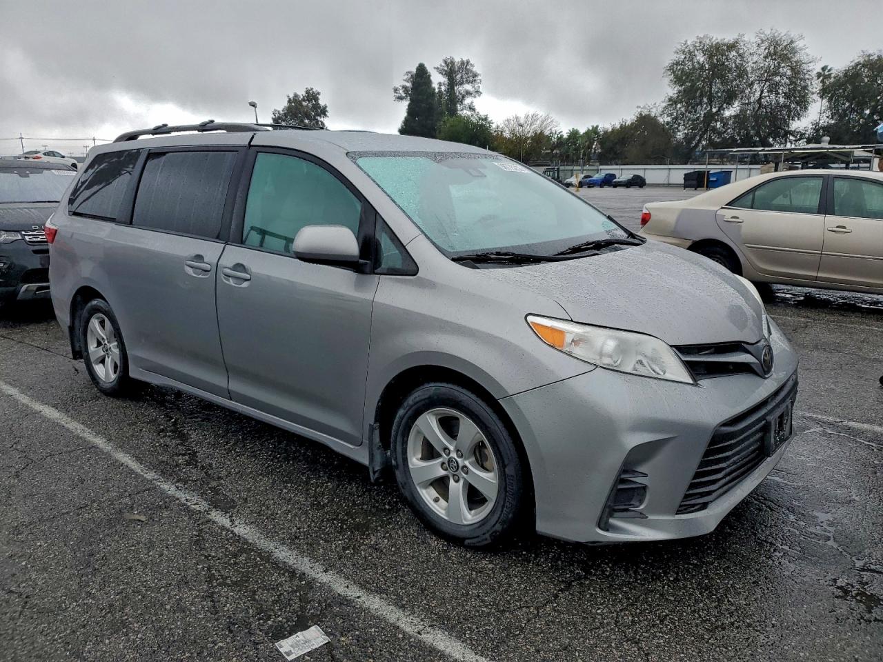 Toyota Sienna Le Image 6